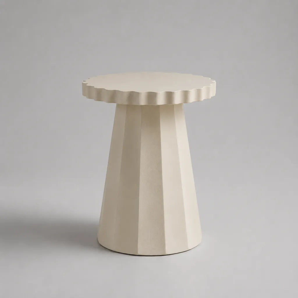 Runder Beistelltisch aus MDF, Cremeweiß, Ø 45 × H 55 cm, mit Wellenkante und Säulenfuß