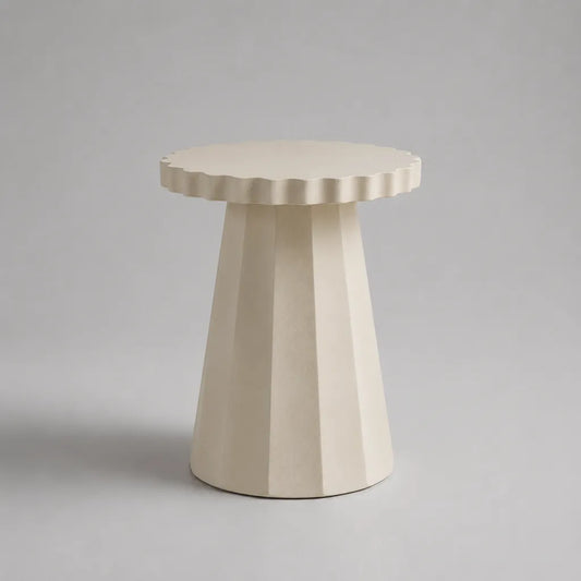 Runder Beistelltisch aus MDF, Cremeweiß, Ø 45 × H 55 cm, mit Wellenkante und Säulenfuß